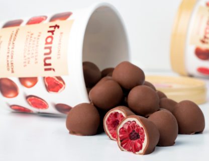 Franuí: Fresh raspberries dipped in two chocolates
